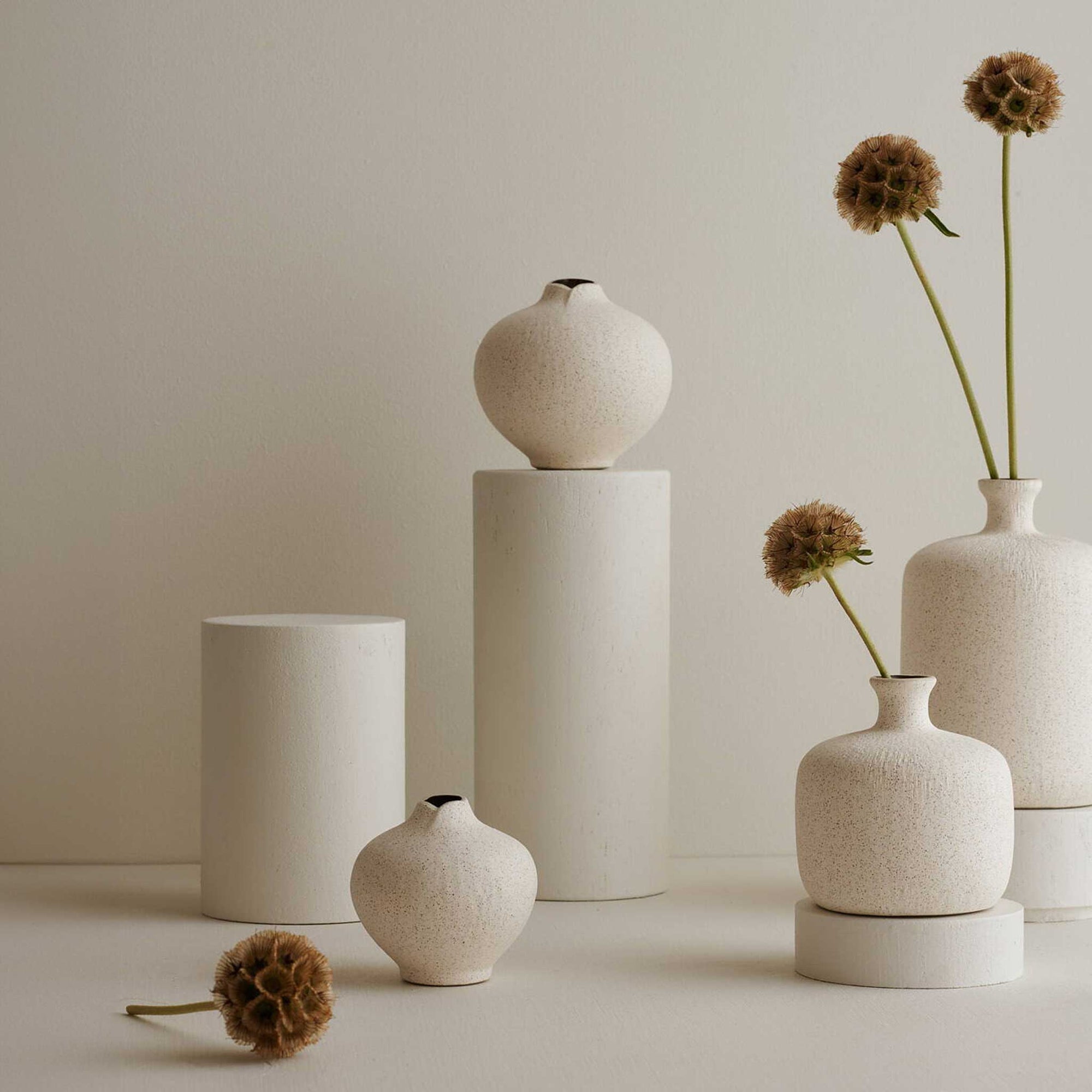 LINDFORM（リンドフォーム）は2007年にスウェーデンで誕生した陶器ブランドで、北欧の自然や日本の和の美学にインスピレーションを受けたシンプルかつ洗練されたデザインのフラワーベースを中心に展開しており、無駄をそぎ落としたフォルムと自然界を思わせるやわらかな色合い、そして職人によるハンドメイド仕上げによる一点ごとの個性が魅力です。マットな質感や手に馴染むやさしい形状は花を生けずともオブジェとして空間を引き立て、北欧モダンや和モダンのインテリアに調和し、日常に静かな存在感と温もりを添えます。大量生産では得られない温かみと独自性を大切にし、シンプルでありながら奥行きのある美しさを持つプロダクトとして世界中のインテリア愛好家やデザイン感度の高い人々に愛され続けており、ギフトとしても選ばれるブランドです。