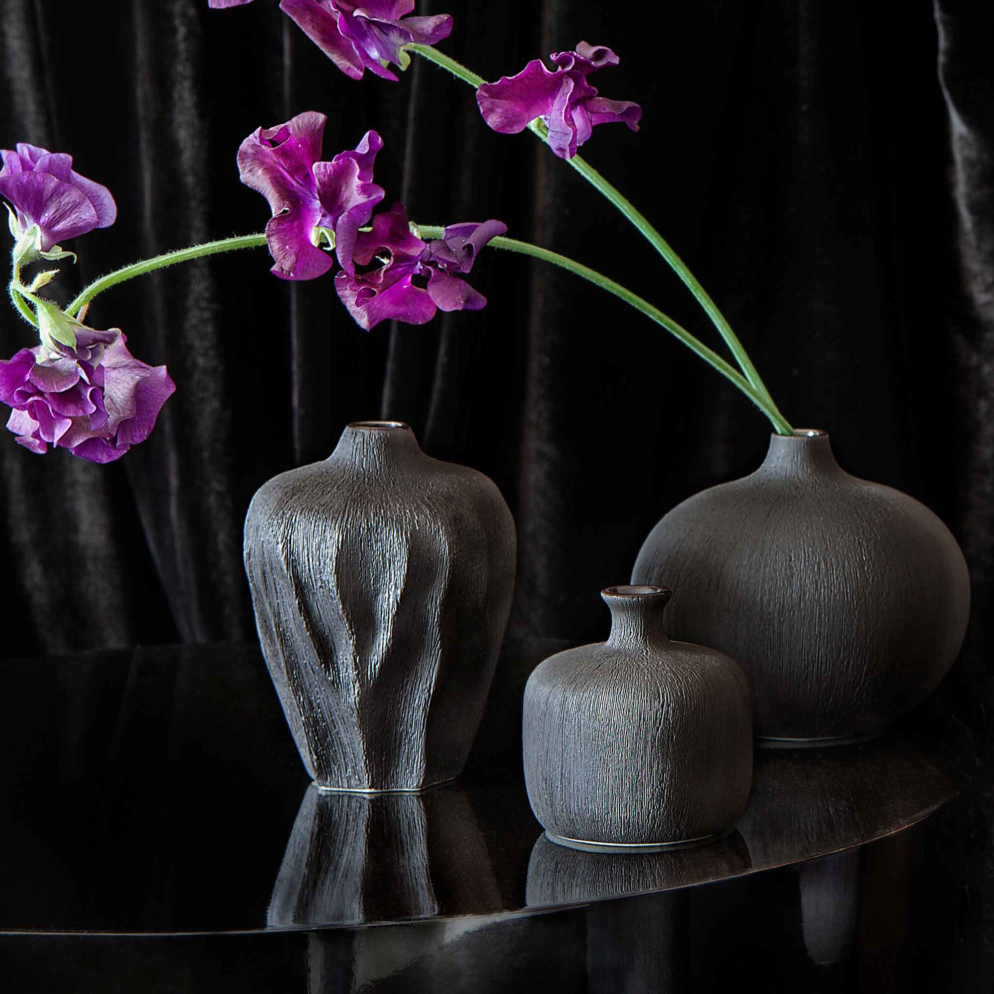 LINDFORM（リンドフォーム）は2007年にスウェーデンで誕生した陶器ブランドで、北欧の自然や日本の和の美学にインスピレーションを受けたシンプルかつ洗練されたデザインのフラワーベースを中心に展開しており、無駄をそぎ落としたフォルムと自然界を思わせるやわらかな色合い、そして職人によるハンドメイド仕上げによる一点ごとの個性が魅力です。マットな質感や手に馴染むやさしい形状は花を生けずともオブジェとして空間を引き立て、北欧モダンや和モダンのインテリアに調和し、日常に静かな存在感と温もりを添えます。大量生産では得られない温かみと独自性を大切にし、シンプルでありながら奥行きのある美しさを持つプロダクトとして世界中のインテリア愛好家やデザイン感度の高い人々に愛され続けており、ギフトとしても選ばれるブランドです。