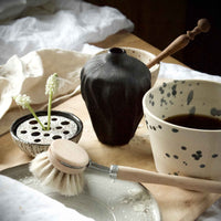 LINDFORM（リンドフォーム）は2007年にスウェーデンで誕生した陶器ブランドで、北欧の自然や日本の和の美学にインスピレーションを受けたシンプルかつ洗練されたデザインのフラワーベースを中心に展開しており、無駄をそぎ落としたフォルムと自然界を思わせるやわらかな色合い、そして職人によるハンドメイド仕上げによる一点ごとの個性が魅力です。マットな質感や手に馴染むやさしい形状は花を生けずともオブジェとして空間を引き立て、北欧モダンや和モダンのインテリアに調和し、日常に静かな存在感と温もりを添えます。大量生産では得られない温かみと独自性を大切にし、シンプルでありながら奥行きのある美しさを持つプロダクトとして世界中のインテリア愛好家やデザイン感度の高い人々に愛され続けており、ギフトとしても選ばれるブランドです。