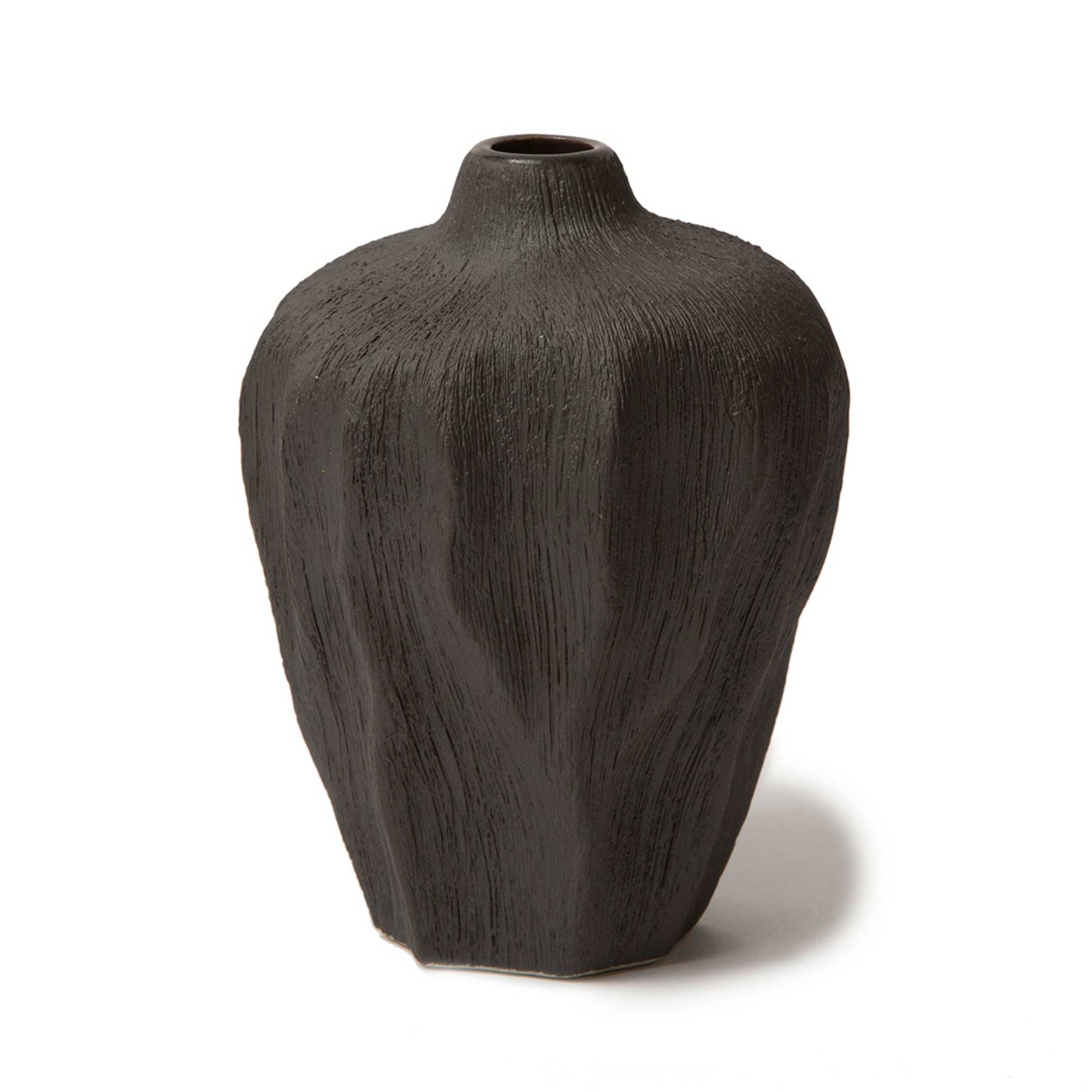 LINDFORM（リンドフォーム）は2007年にスウェーデンで誕生した陶器ブランドで、北欧の自然や日本の和の美学にインスピレーションを受けたシンプルかつ洗練されたデザインのフラワーベースを中心に展開しており、無駄をそぎ落としたフォルムと自然界を思わせるやわらかな色合い、そして職人によるハンドメイド仕上げによる一点ごとの個性が魅力です。マットな質感や手に馴染むやさしい形状は花を生けずともオブジェとして空間を引き立て、北欧モダンや和モダンのインテリアに調和し、日常に静かな存在感と温もりを添えます。大量生産では得られない温かみと独自性を大切にし、シンプルでありながら奥行きのある美しさを持つプロダクトとして世界中のインテリア愛好家やデザイン感度の高い人々に愛され続けており、ギフトとしても選ばれるブランドです。