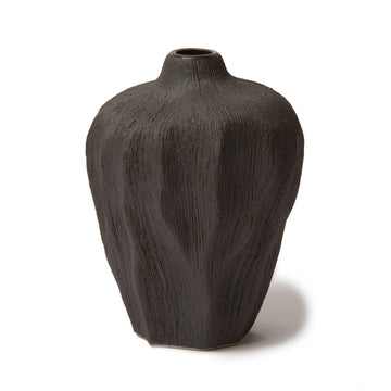 LINDFORM（リンドフォーム）は2007年にスウェーデンで誕生した陶器ブランドで、北欧の自然や日本の和の美学にインスピレーションを受けたシンプルかつ洗練されたデザインのフラワーベースを中心に展開しており、無駄をそぎ落としたフォルムと自然界を思わせるやわらかな色合い、そして職人によるハンドメイド仕上げによる一点ごとの個性が魅力です。マットな質感や手に馴染むやさしい形状は花を生けずともオブジェとして空間を引き立て、北欧モダンや和モダンのインテリアに調和し、日常に静かな存在感と温もりを添えます。大量生産では得られない温かみと独自性を大切にし、シンプルでありながら奥行きのある美しさを持つプロダクトとして世界中のインテリア愛好家やデザイン感度の高い人々に愛され続けており、ギフトとしても選ばれるブランドです。