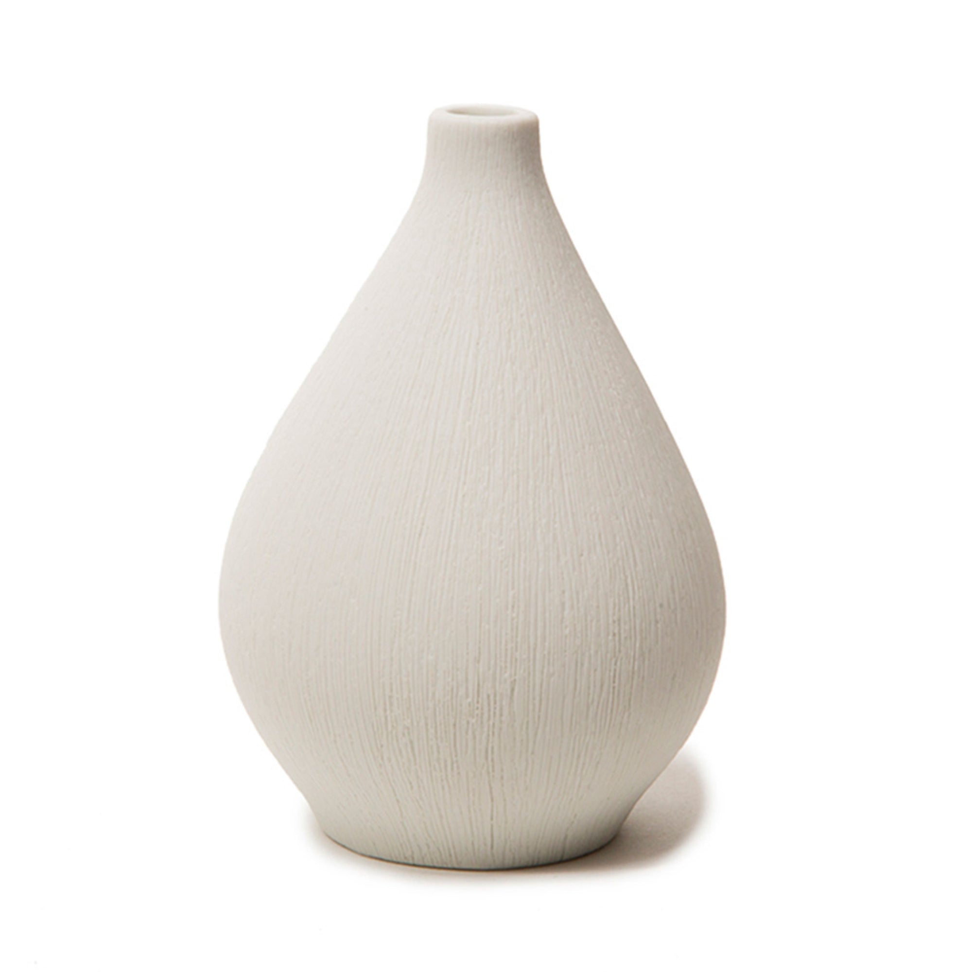 LINDFORM（リンドフォーム）は2007年にスウェーデンで誕生した陶器ブランドで、北欧の自然や日本の和の美学にインスピレーションを受けたシンプルかつ洗練されたデザインのフラワーベースを中心に展開しており、無駄をそぎ落としたフォルムと自然界を思わせるやわらかな色合い、そして職人によるハンドメイド仕上げによる一点ごとの個性が魅力です。マットな質感や手に馴染むやさしい形状は花を生けずともオブジェとして空間を引き立て、北欧モダンや和モダンのインテリアに調和し、日常に静かな存在感と温もりを添えます。大量生産では得られない温かみと独自性を大切にし、シンプルでありながら奥行きのある美しさを持つプロダクトとして世界中のインテリア愛好家やデザイン感度の高い人々に愛され続けており、ギフトとしても選ばれるブランドです。