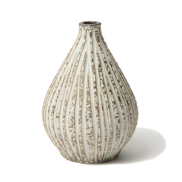 LINDFORM（リンドフォーム）は2007年にスウェーデンで誕生した陶器ブランドで、北欧の自然や日本の和の美学にインスピレーションを受けたシンプルかつ洗練されたデザインのフラワーベースを中心に展開しており、無駄をそぎ落としたフォルムと自然界を思わせるやわらかな色合い、そして職人によるハンドメイド仕上げによる一点ごとの個性が魅力です。マットな質感や手に馴染むやさしい形状は花を生けずともオブジェとして空間を引き立て、北欧モダンや和モダンのインテリアに調和し、日常に静かな存在感と温もりを添えます。大量生産では得られない温かみと独自性を大切にし、シンプルでありながら奥行きのある美しさを持つプロダクトとして世界中のインテリア愛好家やデザイン感度の高い人々に愛され続けており、ギフトとしても選ばれるブランドです。