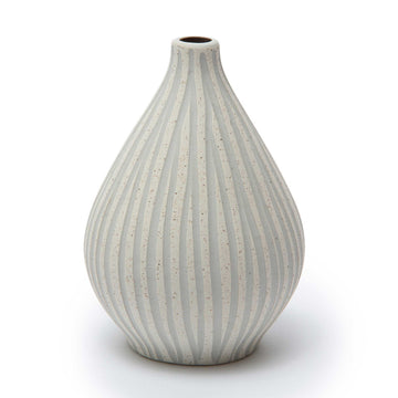 LINDFORM（リンドフォーム）は2007年にスウェーデンで誕生した陶器ブランドで、北欧の自然や日本の和の美学にインスピレーションを受けたシンプルかつ洗練されたデザインのフラワーベースを中心に展開しており、無駄をそぎ落としたフォルムと自然界を思わせるやわらかな色合い、そして職人によるハンドメイド仕上げによる一点ごとの個性が魅力です。マットな質感や手に馴染むやさしい形状は花を生けずともオブジェとして空間を引き立て、北欧モダンや和モダンのインテリアに調和し、日常に静かな存在感と温もりを添えます。大量生産では得られない温かみと独自性を大切にし、シンプルでありながら奥行きのある美しさを持つプロダクトとして世界中のインテリア愛好家やデザイン感度の高い人々に愛され続けており、ギフトとしても選ばれるブランドです。