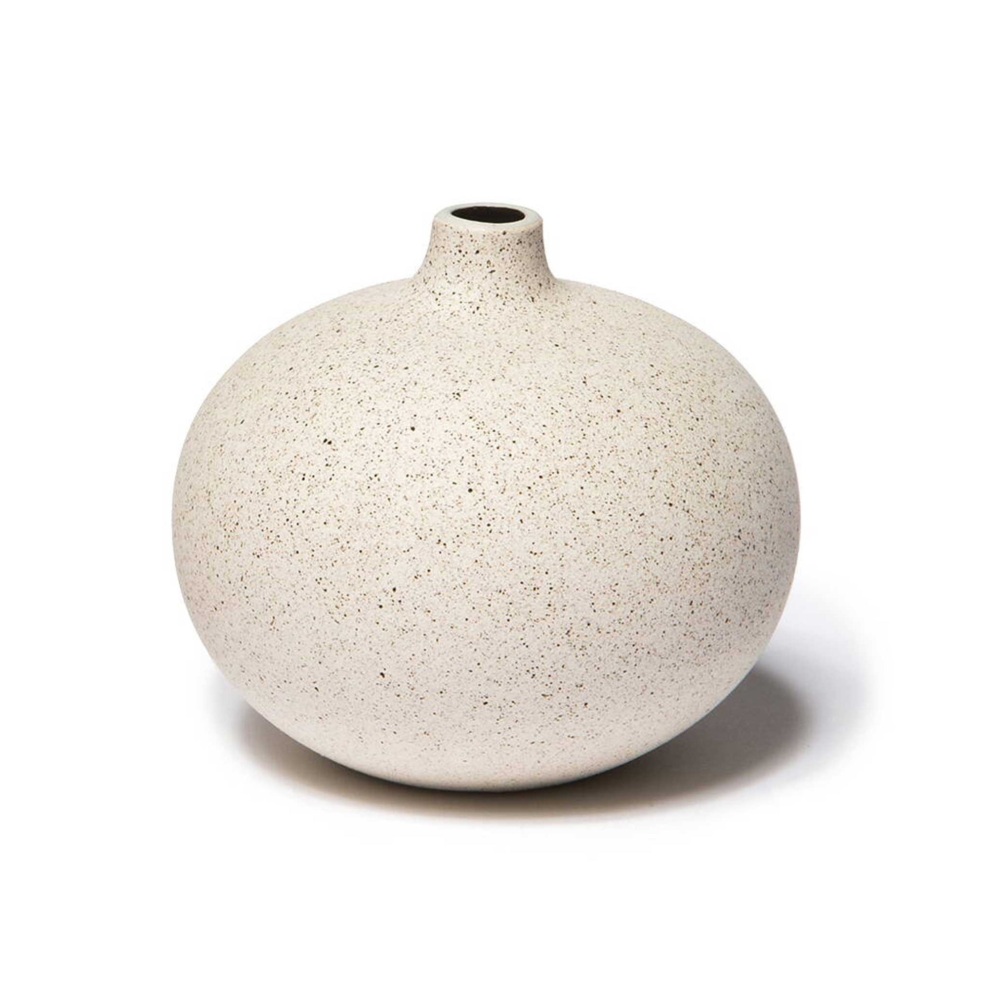 LINDFORM（リンドフォーム）は2007年にスウェーデンで誕生した陶器ブランドで、北欧の自然や日本の和の美学にインスピレーションを受けたシンプルかつ洗練されたデザインのフラワーベースを中心に展開しており、無駄をそぎ落としたフォルムと自然界を思わせるやわらかな色合い、そして職人によるハンドメイド仕上げによる一点ごとの個性が魅力です。マットな質感や手に馴染むやさしい形状は花を生けずともオブジェとして空間を引き立て、北欧モダンや和モダンのインテリアに調和し、日常に静かな存在感と温もりを添えます。大量生産では得られない温かみと独自性を大切にし、シンプルでありながら奥行きのある美しさを持つプロダクトとして世界中のインテリア愛好家やデザイン感度の高い人々に愛され続けており、ギフトとしても選ばれるブランドです。