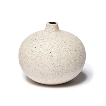 LINDFORM（リンドフォーム）は2007年にスウェーデンで誕生した陶器ブランドで、北欧の自然や日本の和の美学にインスピレーションを受けたシンプルかつ洗練されたデザインのフラワーベースを中心に展開しており、無駄をそぎ落としたフォルムと自然界を思わせるやわらかな色合い、そして職人によるハンドメイド仕上げによる一点ごとの個性が魅力です。マットな質感や手に馴染むやさしい形状は花を生けずともオブジェとして空間を引き立て、北欧モダンや和モダンのインテリアに調和し、日常に静かな存在感と温もりを添えます。大量生産では得られない温かみと独自性を大切にし、シンプルでありながら奥行きのある美しさを持つプロダクトとして世界中のインテリア愛好家やデザイン感度の高い人々に愛され続けており、ギフトとしても選ばれるブランドです。