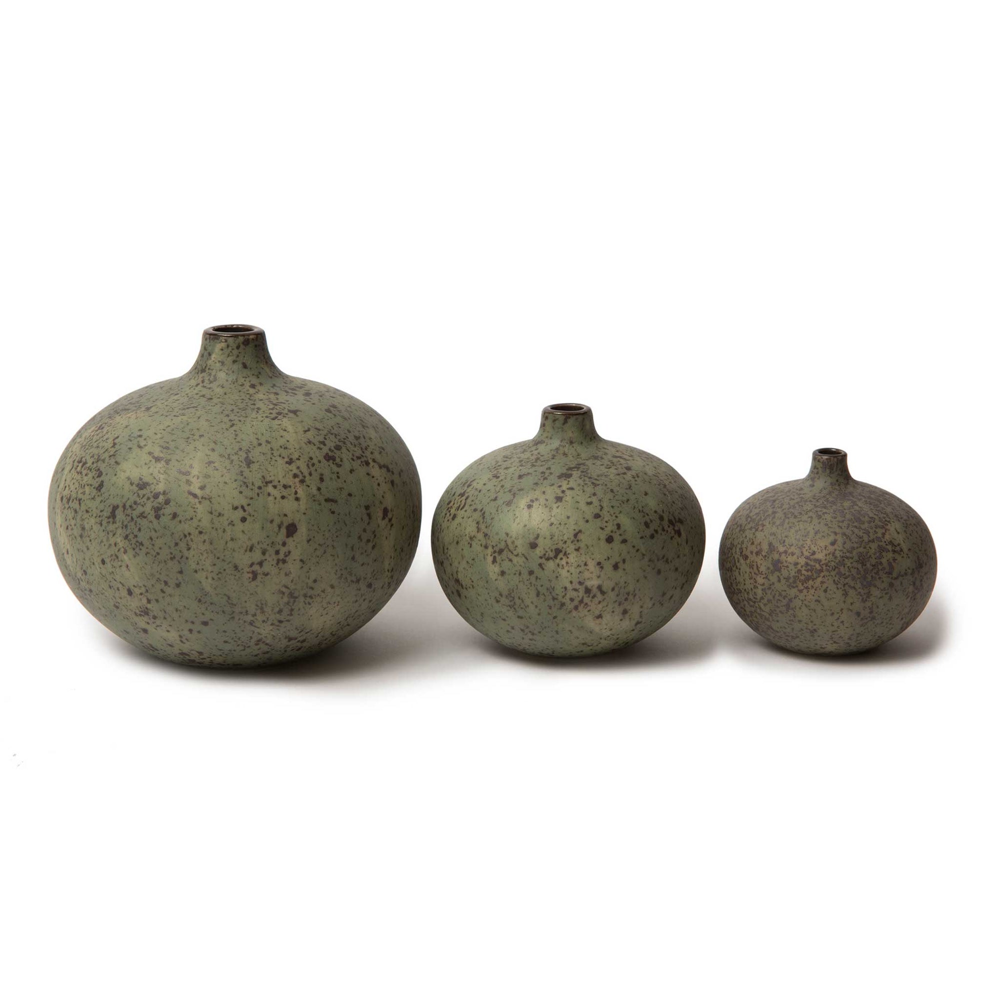 LINDFORM（リンドフォーム）は2007年にスウェーデンで誕生した陶器ブランドで、北欧の自然や日本の和の美学にインスピレーションを受けたシンプルかつ洗練されたデザインのフラワーベースを中心に展開しており、無駄をそぎ落としたフォルムと自然界を思わせるやわらかな色合い、そして職人によるハンドメイド仕上げによる一点ごとの個性が魅力です。マットな質感や手に馴染むやさしい形状は花を生けずともオブジェとして空間を引き立て、北欧モダンや和モダンのインテリアに調和し、日常に静かな存在感と温もりを添えます。大量生産では得られない温かみと独自性を大切にし、シンプルでありながら奥行きのある美しさを持つプロダクトとして世界中のインテリア愛好家やデザイン感度の高い人々に愛され続けており、ギフトとしても選ばれるブランドです。