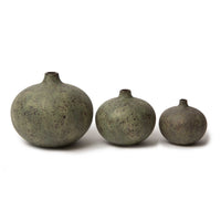 LINDFORM（リンドフォーム）は2007年にスウェーデンで誕生した陶器ブランドで、北欧の自然や日本の和の美学にインスピレーションを受けたシンプルかつ洗練されたデザインのフラワーベースを中心に展開しており、無駄をそぎ落としたフォルムと自然界を思わせるやわらかな色合い、そして職人によるハンドメイド仕上げによる一点ごとの個性が魅力です。マットな質感や手に馴染むやさしい形状は花を生けずともオブジェとして空間を引き立て、北欧モダンや和モダンのインテリアに調和し、日常に静かな存在感と温もりを添えます。大量生産では得られない温かみと独自性を大切にし、シンプルでありながら奥行きのある美しさを持つプロダクトとして世界中のインテリア愛好家やデザイン感度の高い人々に愛され続けており、ギフトとしても選ばれるブランドです。