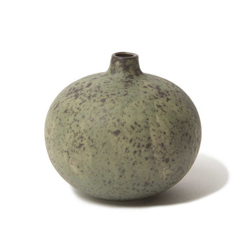 LINDFORM（リンドフォーム）は2007年にスウェーデンで誕生した陶器ブランドで、北欧の自然や日本の和の美学にインスピレーションを受けたシンプルかつ洗練されたデザインのフラワーベースを中心に展開しており、無駄をそぎ落としたフォルムと自然界を思わせるやわらかな色合い、そして職人によるハンドメイド仕上げによる一点ごとの個性が魅力です。マットな質感や手に馴染むやさしい形状は花を生けずともオブジェとして空間を引き立て、北欧モダンや和モダンのインテリアに調和し、日常に静かな存在感と温もりを添えます。大量生産では得られない温かみと独自性を大切にし、シンプルでありながら奥行きのある美しさを持つプロダクトとして世界中のインテリア愛好家やデザイン感度の高い人々に愛され続けており、ギフトとしても選ばれるブランドです。