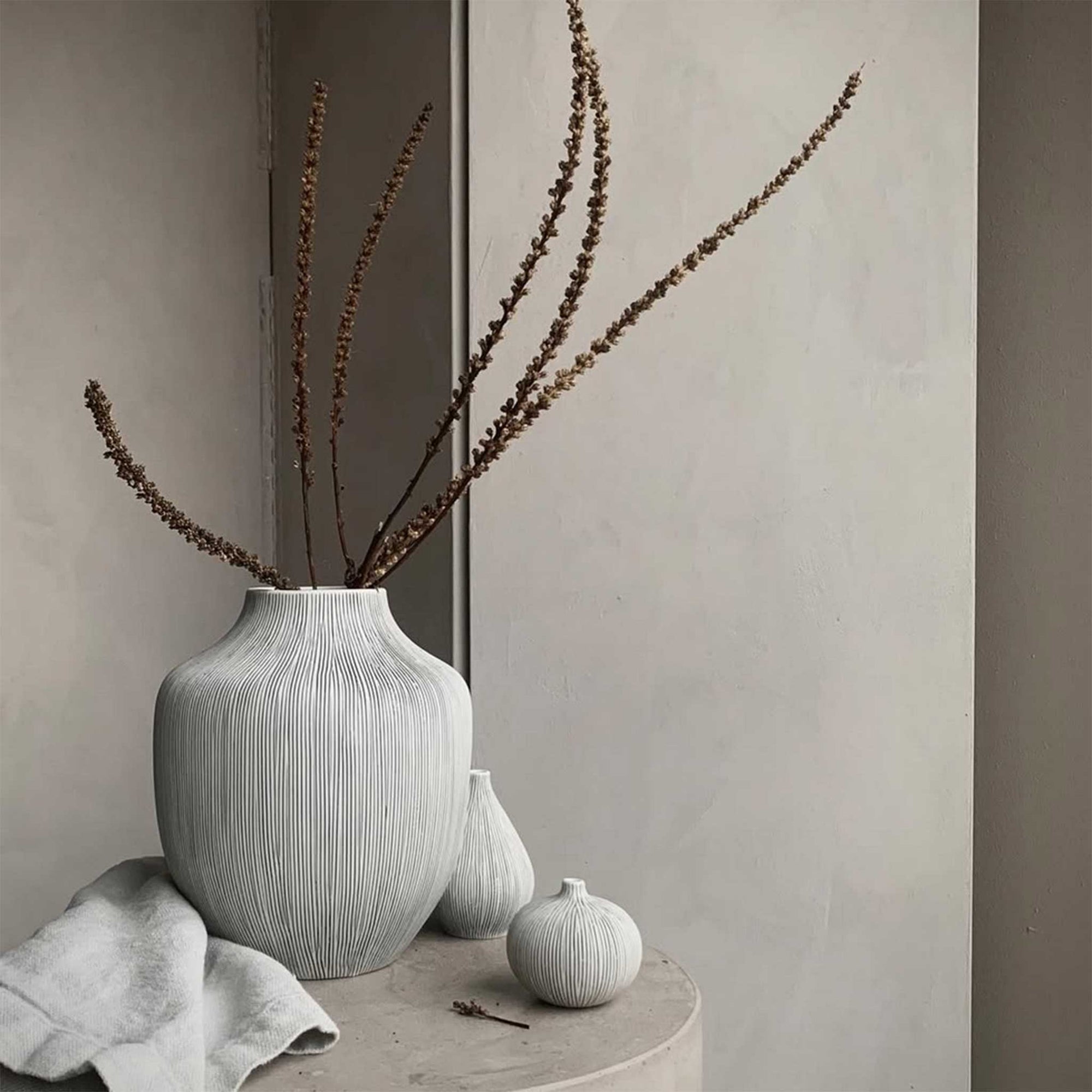 LINDFORM（リンドフォーム）は2007年にスウェーデンで誕生した陶器ブランドで、北欧の自然や日本の和の美学にインスピレーションを受けたシンプルかつ洗練されたデザインのフラワーベースを中心に展開しており、無駄をそぎ落としたフォルムと自然界を思わせるやわらかな色合い、そして職人によるハンドメイド仕上げによる一点ごとの個性が魅力です。マットな質感や手に馴染むやさしい形状は花を生けずともオブジェとして空間を引き立て、北欧モダンや和モダンのインテリアに調和し、日常に静かな存在感と温もりを添えます。大量生産では得られない温かみと独自性を大切にし、シンプルでありながら奥行きのある美しさを持つプロダクトとして世界中のインテリア愛好家やデザイン感度の高い人々に愛され続けており、ギフトとしても選ばれるブランドです。