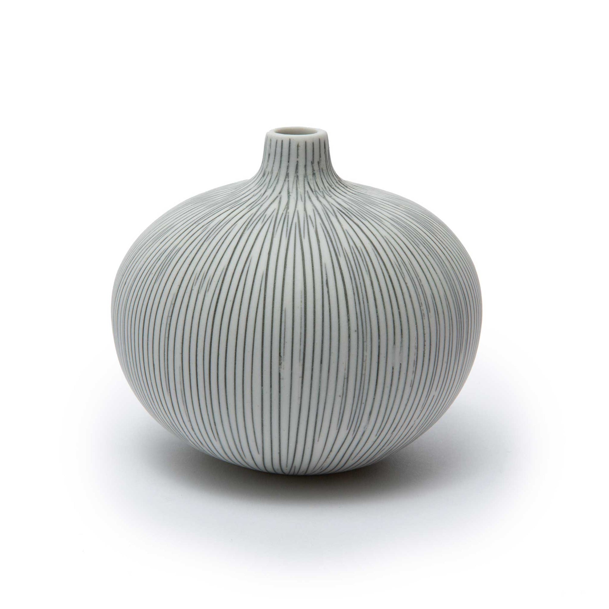 LINDFORM（リンドフォーム）は2007年にスウェーデンで誕生した陶器ブランドで、北欧の自然や日本の和の美学にインスピレーションを受けたシンプルかつ洗練されたデザインのフラワーベースを中心に展開しており、無駄をそぎ落としたフォルムと自然界を思わせるやわらかな色合い、そして職人によるハンドメイド仕上げによる一点ごとの個性が魅力です。マットな質感や手に馴染むやさしい形状は花を生けずともオブジェとして空間を引き立て、北欧モダンや和モダンのインテリアに調和し、日常に静かな存在感と温もりを添えます。大量生産では得られない温かみと独自性を大切にし、シンプルでありながら奥行きのある美しさを持つプロダクトとして世界中のインテリア愛好家やデザイン感度の高い人々に愛され続けており、ギフトとしても選ばれるブランドです。