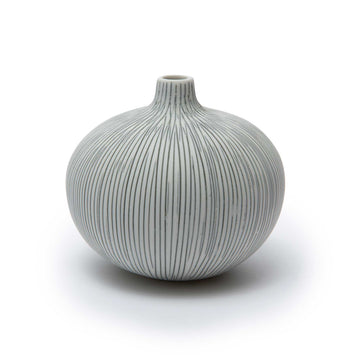 LINDFORM（リンドフォーム）は2007年にスウェーデンで誕生した陶器ブランドで、北欧の自然や日本の和の美学にインスピレーションを受けたシンプルかつ洗練されたデザインのフラワーベースを中心に展開しており、無駄をそぎ落としたフォルムと自然界を思わせるやわらかな色合い、そして職人によるハンドメイド仕上げによる一点ごとの個性が魅力です。マットな質感や手に馴染むやさしい形状は花を生けずともオブジェとして空間を引き立て、北欧モダンや和モダンのインテリアに調和し、日常に静かな存在感と温もりを添えます。大量生産では得られない温かみと独自性を大切にし、シンプルでありながら奥行きのある美しさを持つプロダクトとして世界中のインテリア愛好家やデザイン感度の高い人々に愛され続けており、ギフトとしても選ばれるブランドです。