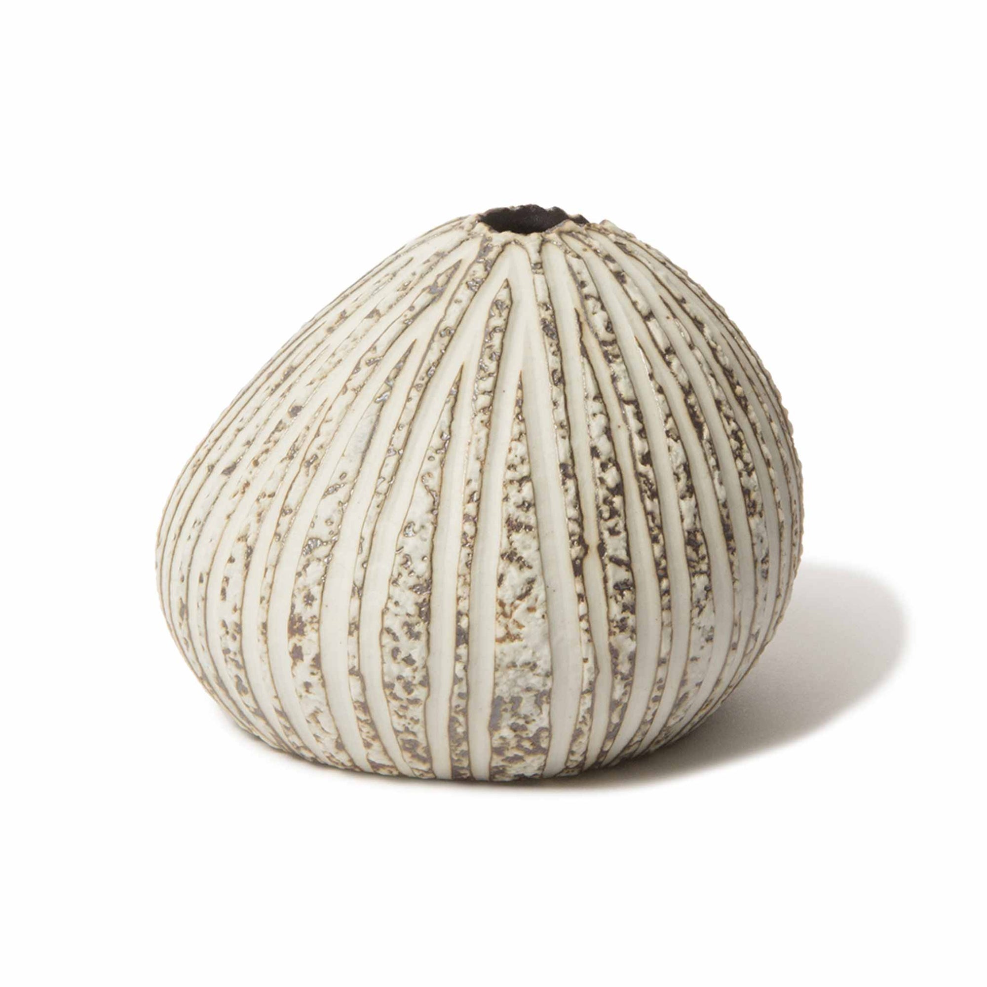 LINDFORM（リンドフォーム）は2007年にスウェーデンで誕生した陶器ブランドで、北欧の自然や日本の和の美学にインスピレーションを受けたシンプルかつ洗練されたデザインのフラワーベースを中心に展開しており、無駄をそぎ落としたフォルムと自然界を思わせるやわらかな色合い、そして職人によるハンドメイド仕上げによる一点ごとの個性が魅力です。マットな質感や手に馴染むやさしい形状は花を生けずともオブジェとして空間を引き立て、北欧モダンや和モダンのインテリアに調和し、日常に静かな存在感と温もりを添えます。大量生産では得られない温かみと独自性を大切にし、シンプルでありながら奥行きのある美しさを持つプロダクトとして世界中のインテリア愛好家やデザイン感度の高い人々に愛され続けており、ギフトとしても選ばれるブランドです。