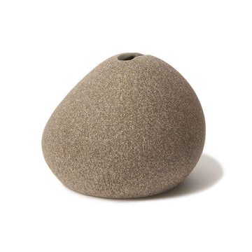 LINDFORM（リンドフォーム）は2007年にスウェーデンで誕生した陶器ブランドで、北欧の自然や日本の和の美学にインスピレーションを受けたシンプルかつ洗練されたデザインのフラワーベースを中心に展開しており、無駄をそぎ落としたフォルムと自然界を思わせるやわらかな色合い、そして職人によるハンドメイド仕上げによる一点ごとの個性が魅力です。マットな質感や手に馴染むやさしい形状は花を生けずともオブジェとして空間を引き立て、北欧モダンや和モダンのインテリアに調和し、日常に静かな存在感と温もりを添えます。大量生産では得られない温かみと独自性を大切にし、シンプルでありながら奥行きのある美しさを持つプロダクトとして世界中のインテリア愛好家やデザイン感度の高い人々に愛され続けており、ギフトとしても選ばれるブランドです。