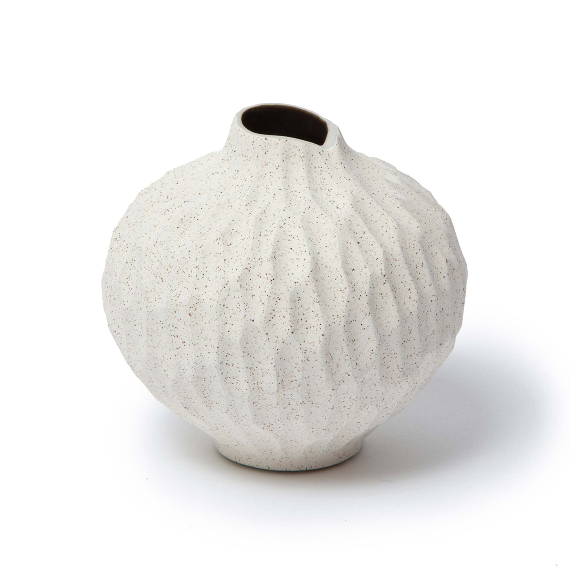 LINDFORM（リンドフォーム）は2007年にスウェーデンで誕生した陶器ブランドで、北欧の自然や日本の和の美学にインスピレーションを受けたシンプルかつ洗練されたデザインのフラワーベースを中心に展開しており、無駄をそぎ落としたフォルムと自然界を思わせるやわらかな色合い、そして職人によるハンドメイド仕上げによる一点ごとの個性が魅力です。マットな質感や手に馴染むやさしい形状は花を生けずともオブジェとして空間を引き立て、北欧モダンや和モダンのインテリアに調和し、日常に静かな存在感と温もりを添えます。大量生産では得られない温かみと独自性を大切にし、シンプルでありながら奥行きのある美しさを持つプロダクトとして世界中のインテリア愛好家やデザイン感度の高い人々に愛され続けており、ギフトとしても選ばれるブランドです。