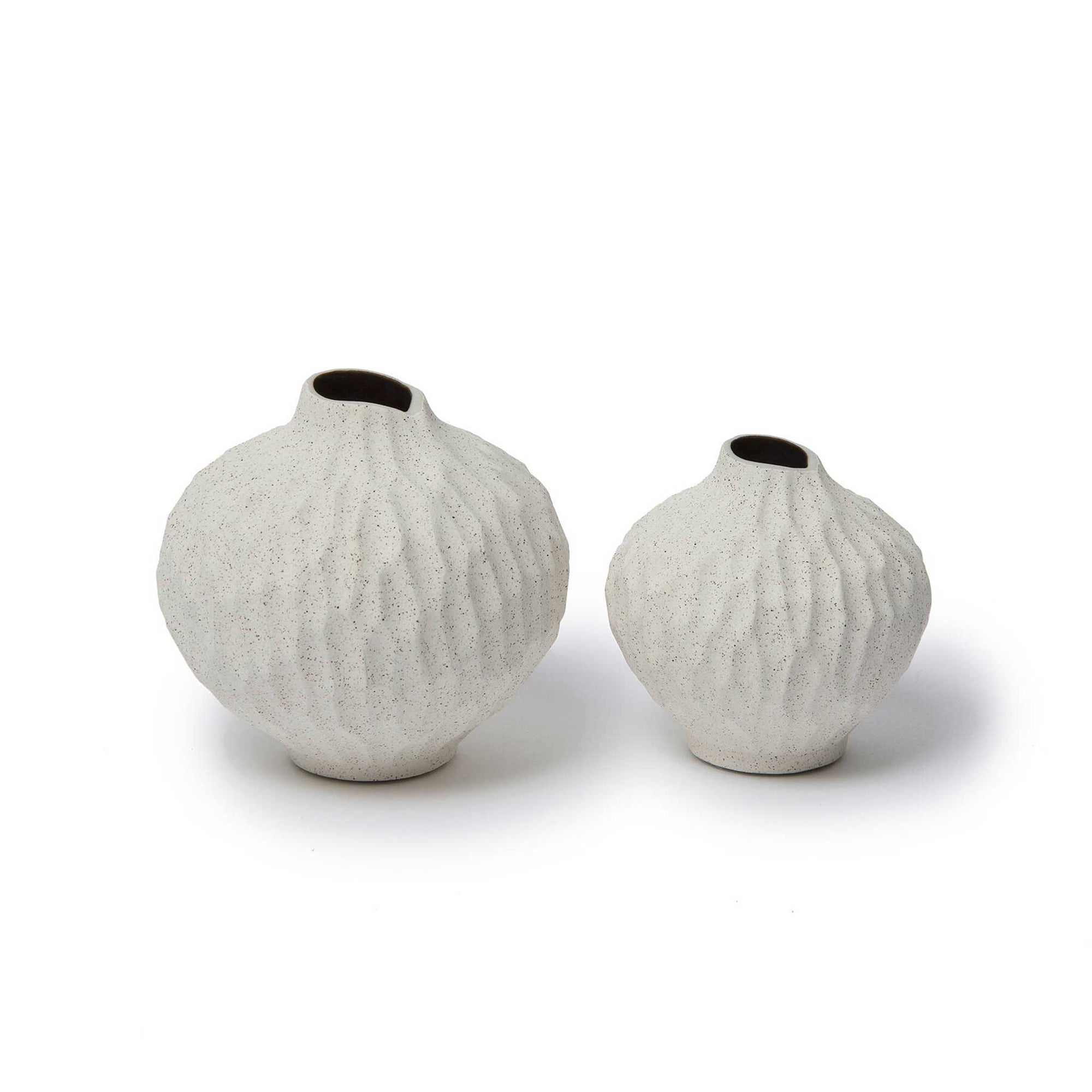 LINDFORM（リンドフォーム）は2007年にスウェーデンで誕生した陶器ブランドで、北欧の自然や日本の和の美学にインスピレーションを受けたシンプルかつ洗練されたデザインのフラワーベースを中心に展開しており、無駄をそぎ落としたフォルムと自然界を思わせるやわらかな色合い、そして職人によるハンドメイド仕上げによる一点ごとの個性が魅力です。マットな質感や手に馴染むやさしい形状は花を生けずともオブジェとして空間を引き立て、北欧モダンや和モダンのインテリアに調和し、日常に静かな存在感と温もりを添えます。大量生産では得られない温かみと独自性を大切にし、シンプルでありながら奥行きのある美しさを持つプロダクトとして世界中のインテリア愛好家やデザイン感度の高い人々に愛され続けており、ギフトとしても選ばれるブランドです。