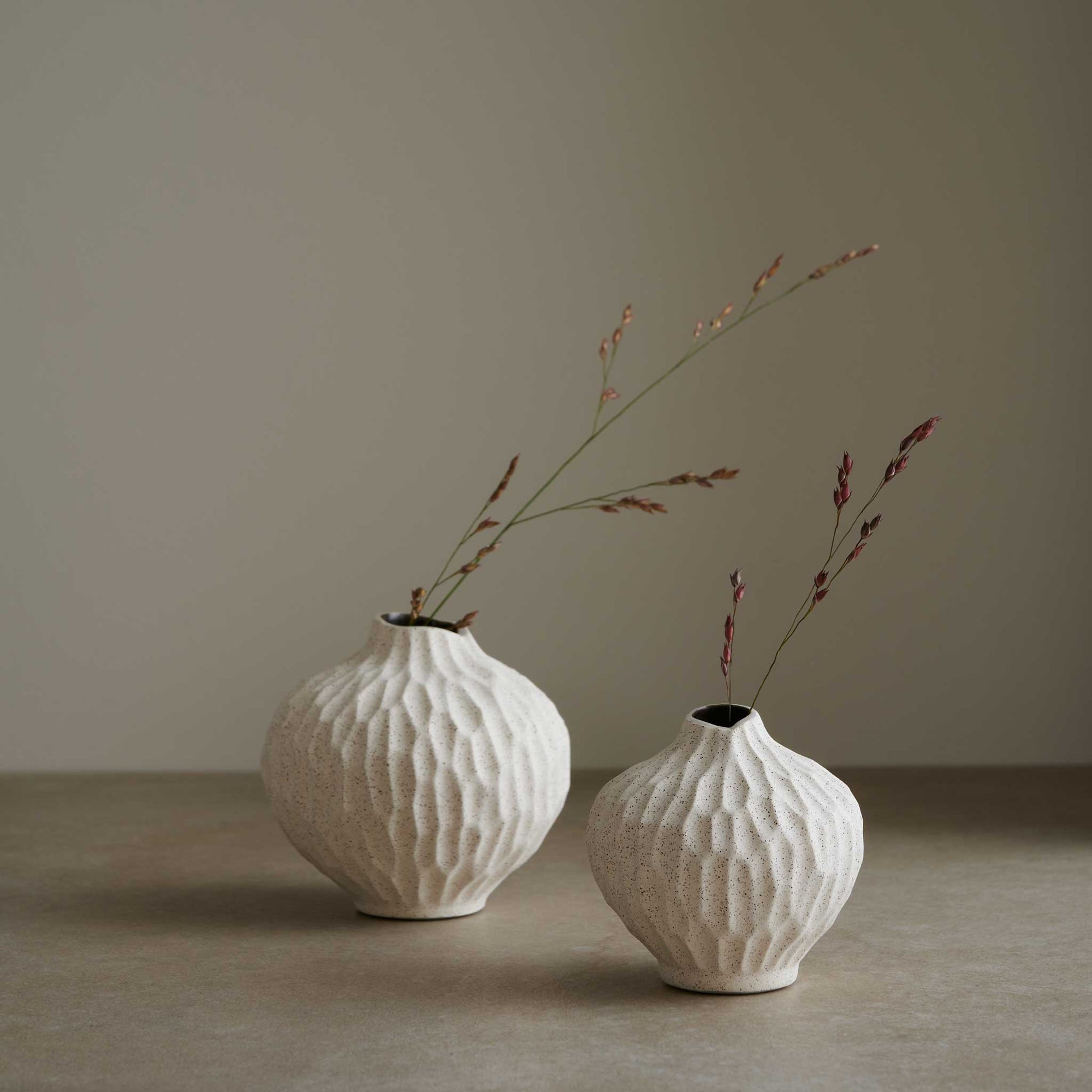 LINDFORM（リンドフォーム）は2007年にスウェーデンで誕生した陶器ブランドで、北欧の自然や日本の和の美学にインスピレーションを受けたシンプルかつ洗練されたデザインのフラワーベースを中心に展開しており、無駄をそぎ落としたフォルムと自然界を思わせるやわらかな色合い、そして職人によるハンドメイド仕上げによる一点ごとの個性が魅力です。マットな質感や手に馴染むやさしい形状は花を生けずともオブジェとして空間を引き立て、北欧モダンや和モダンのインテリアに調和し、日常に静かな存在感と温もりを添えます。大量生産では得られない温かみと独自性を大切にし、シンプルでありながら奥行きのある美しさを持つプロダクトとして世界中のインテリア愛好家やデザイン感度の高い人々に愛され続けており、ギフトとしても選ばれるブランドです。