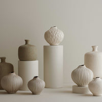 LINDFORM（リンドフォーム）は2007年にスウェーデンで誕生した陶器ブランドで、北欧の自然や日本の和の美学にインスピレーションを受けたシンプルかつ洗練されたデザインのフラワーベースを中心に展開しており、無駄をそぎ落としたフォルムと自然界を思わせるやわらかな色合い、そして職人によるハンドメイド仕上げによる一点ごとの個性が魅力です。マットな質感や手に馴染むやさしい形状は花を生けずともオブジェとして空間を引き立て、北欧モダンや和モダンのインテリアに調和し、日常に静かな存在感と温もりを添えます。大量生産では得られない温かみと独自性を大切にし、シンプルでありながら奥行きのある美しさを持つプロダクトとして世界中のインテリア愛好家やデザイン感度の高い人々に愛され続けており、ギフトとしても選ばれるブランドです。