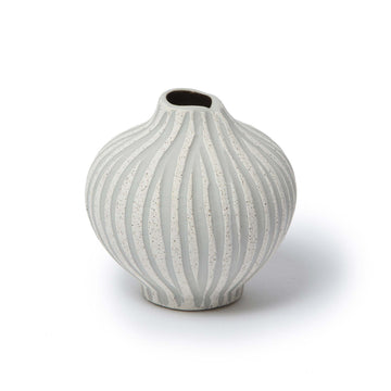 LINDFORM（リンドフォーム）は2007年にスウェーデンで誕生した陶器ブランドで、北欧の自然や日本の和の美学にインスピレーションを受けたシンプルかつ洗練されたデザインのフラワーベースを中心に展開しており、無駄をそぎ落としたフォルムと自然界を思わせるやわらかな色合い、そして職人によるハンドメイド仕上げによる一点ごとの個性が魅力です。マットな質感や手に馴染むやさしい形状は花を生けずともオブジェとして空間を引き立て、北欧モダンや和モダンのインテリアに調和し、日常に静かな存在感と温もりを添えます。大量生産では得られない温かみと独自性を大切にし、シンプルでありながら奥行きのある美しさを持つプロダクトとして世界中のインテリア愛好家やデザイン感度の高い人々に愛され続けており、ギフトとしても選ばれるブランドです。