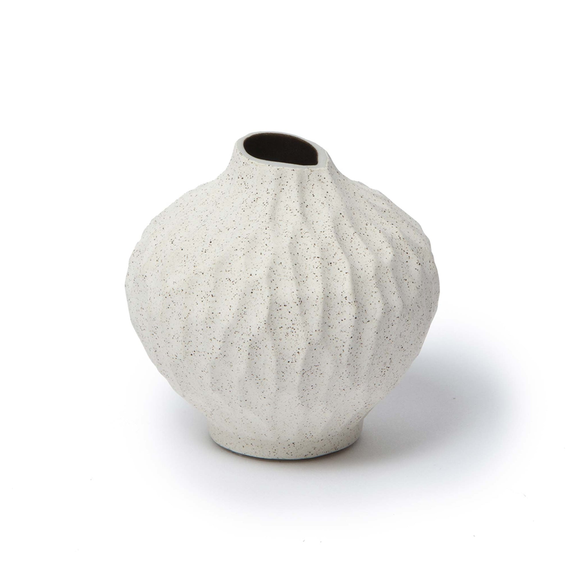 LINDFORM（リンドフォーム）は2007年にスウェーデンで誕生した陶器ブランドで、北欧の自然や日本の和の美学にインスピレーションを受けたシンプルかつ洗練されたデザインのフラワーベースを中心に展開しており、無駄をそぎ落としたフォルムと自然界を思わせるやわらかな色合い、そして職人によるハンドメイド仕上げによる一点ごとの個性が魅力です。マットな質感や手に馴染むやさしい形状は花を生けずともオブジェとして空間を引き立て、北欧モダンや和モダンのインテリアに調和し、日常に静かな存在感と温もりを添えます。大量生産では得られない温かみと独自性を大切にし、シンプルでありながら奥行きのある美しさを持つプロダクトとして世界中のインテリア愛好家やデザイン感度の高い人々に愛され続けており、ギフトとしても選ばれるブランドです。