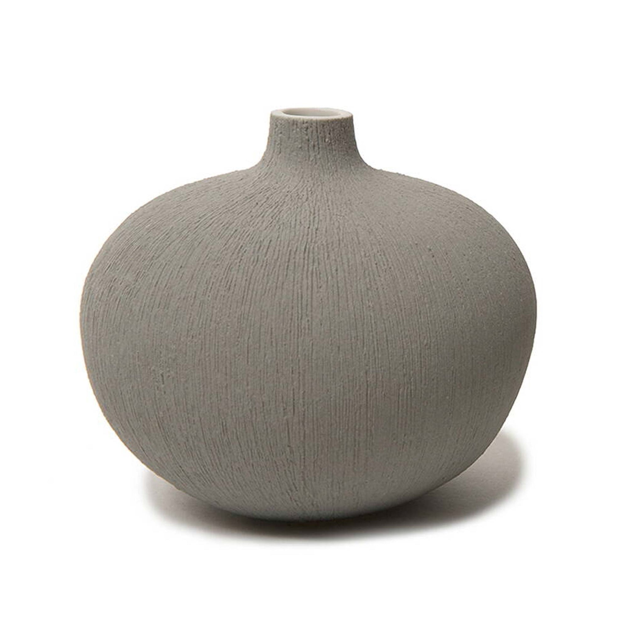 LINDFORM（リンドフォーム）は2007年にスウェーデンで誕生した陶器ブランドで、北欧の自然や日本の和の美学にインスピレーションを受けたシンプルかつ洗練されたデザインのフラワーベースを中心に展開しており、無駄をそぎ落としたフォルムと自然界を思わせるやわらかな色合い、そして職人によるハンドメイド仕上げによる一点ごとの個性が魅力です。マットな質感や手に馴染むやさしい形状は花を生けずともオブジェとして空間を引き立て、北欧モダンや和モダンのインテリアに調和し、日常に静かな存在感と温もりを添えます。大量生産では得られない温かみと独自性を大切にし、シンプルでありながら奥行きのある美しさを持つプロダクトとして世界中のインテリア愛好家やデザイン感度の高い人々に愛され続けており、ギフトとしても選ばれるブランドです。