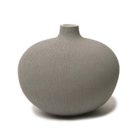 LINDFORM（リンドフォーム）は2007年にスウェーデンで誕生した陶器ブランドで、北欧の自然や日本の和の美学にインスピレーションを受けたシンプルかつ洗練されたデザインのフラワーベースを中心に展開しており、無駄をそぎ落としたフォルムと自然界を思わせるやわらかな色合い、そして職人によるハンドメイド仕上げによる一点ごとの個性が魅力です。マットな質感や手に馴染むやさしい形状は花を生けずともオブジェとして空間を引き立て、北欧モダンや和モダンのインテリアに調和し、日常に静かな存在感と温もりを添えます。大量生産では得られない温かみと独自性を大切にし、シンプルでありながら奥行きのある美しさを持つプロダクトとして世界中のインテリア愛好家やデザイン感度の高い人々に愛され続けており、ギフトとしても選ばれるブランドです。