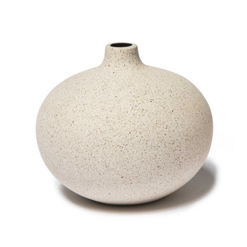 LINDFORM（リンドフォーム）は2007年にスウェーデンで誕生した陶器ブランドで、北欧の自然や日本の和の美学にインスピレーションを受けたシンプルかつ洗練されたデザインのフラワーベースを中心に展開しており、無駄をそぎ落としたフォルムと自然界を思わせるやわらかな色合い、そして職人によるハンドメイド仕上げによる一点ごとの個性が魅力です。マットな質感や手に馴染むやさしい形状は花を生けずともオブジェとして空間を引き立て、北欧モダンや和モダンのインテリアに調和し、日常に静かな存在感と温もりを添えます。大量生産では得られない温かみと独自性を大切にし、シンプルでありながら奥行きのある美しさを持つプロダクトとして世界中のインテリア愛好家やデザイン感度の高い人々に愛され続けており、ギフトとしても選ばれるブランドです。