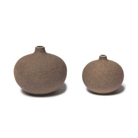 LINDFORM（リンドフォーム）は2007年にスウェーデンで誕生した陶器ブランドで、北欧の自然や日本の和の美学にインスピレーションを受けたシンプルかつ洗練されたデザインのフラワーベースを中心に展開しており、無駄をそぎ落としたフォルムと自然界を思わせるやわらかな色合い、そして職人によるハンドメイド仕上げによる一点ごとの個性が魅力です。マットな質感や手に馴染むやさしい形状は花を生けずともオブジェとして空間を引き立て、北欧モダンや和モダンのインテリアに調和し、日常に静かな存在感と温もりを添えます。大量生産では得られない温かみと独自性を大切にし、シンプルでありながら奥行きのある美しさを持つプロダクトとして世界中のインテリア愛好家やデザイン感度の高い人々に愛され続けており、ギフトとしても選ばれるブランドです。