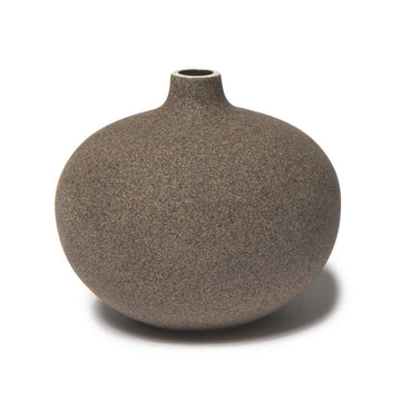 LINDFORM（リンドフォーム）は2007年にスウェーデンで誕生した陶器ブランドで、北欧の自然や日本の和の美学にインスピレーションを受けたシンプルかつ洗練されたデザインのフラワーベースを中心に展開しており、無駄をそぎ落としたフォルムと自然界を思わせるやわらかな色合い、そして職人によるハンドメイド仕上げによる一点ごとの個性が魅力です。マットな質感や手に馴染むやさしい形状は花を生けずともオブジェとして空間を引き立て、北欧モダンや和モダンのインテリアに調和し、日常に静かな存在感と温もりを添えます。大量生産では得られない温かみと独自性を大切にし、シンプルでありながら奥行きのある美しさを持つプロダクトとして世界中のインテリア愛好家やデザイン感度の高い人々に愛され続けており、ギフトとしても選ばれるブランドです。