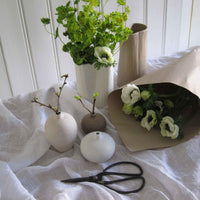 LINDFORM（リンドフォーム）は2007年にスウェーデンで誕生した陶器ブランドで、北欧の自然や日本の和の美学にインスピレーションを受けたシンプルかつ洗練されたデザインのフラワーベースを中心に展開しており、無駄をそぎ落としたフォルムと自然界を思わせるやわらかな色合い、そして職人によるハンドメイド仕上げによる一点ごとの個性が魅力です。マットな質感や手に馴染むやさしい形状は花を生けずともオブジェとして空間を引き立て、北欧モダンや和モダンのインテリアに調和し、日常に静かな存在感と温もりを添えます。大量生産では得られない温かみと独自性を大切にし、シンプルでありながら奥行きのある美しさを持つプロダクトとして世界中のインテリア愛好家やデザイン感度の高い人々に愛され続けており、ギフトとしても選ばれるブランドです。