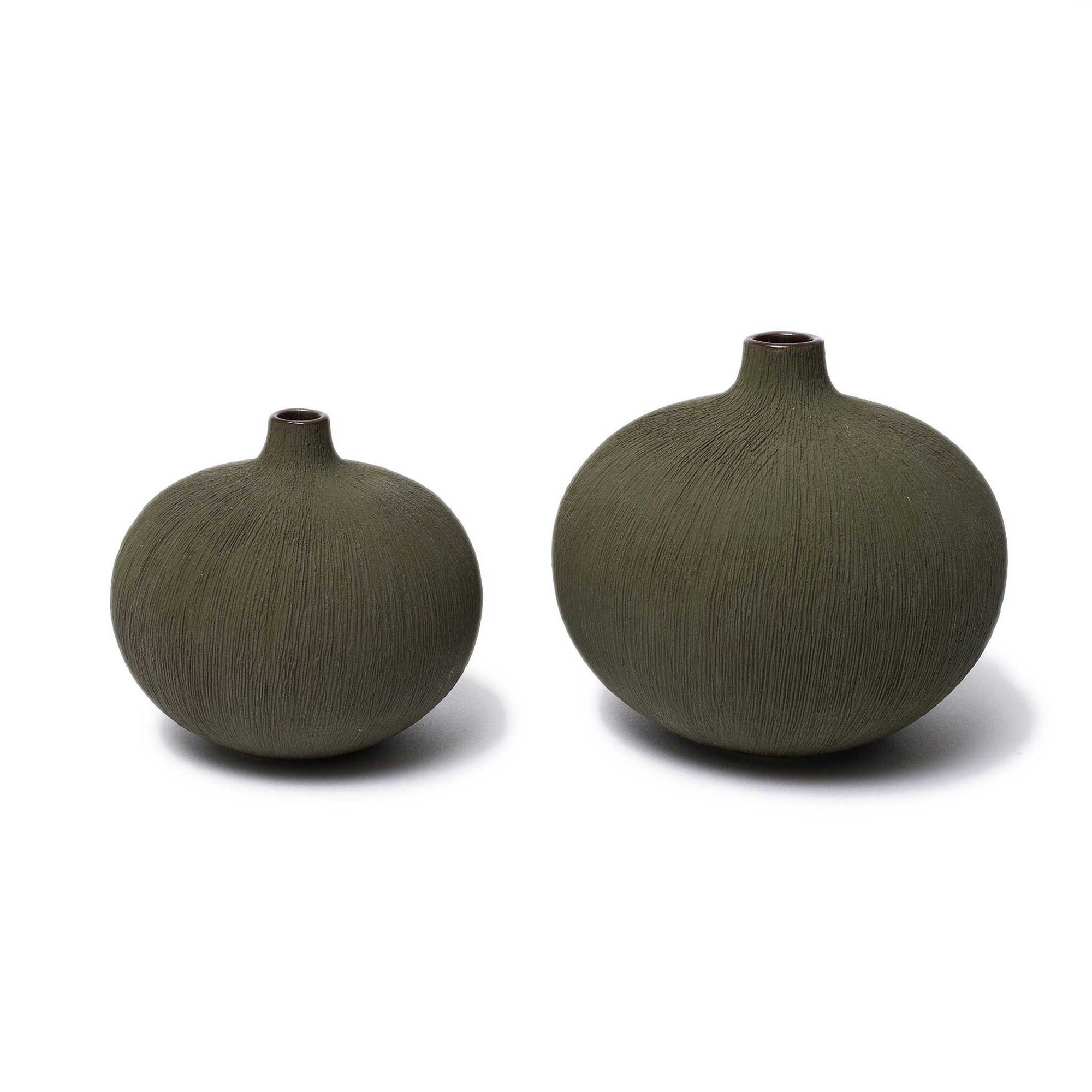 LINDFORM（リンドフォーム）は2007年にスウェーデンで誕生した陶器ブランドで、北欧の自然や日本の和の美学にインスピレーションを受けたシンプルかつ洗練されたデザインのフラワーベースを中心に展開しており、無駄をそぎ落としたフォルムと自然界を思わせるやわらかな色合い、そして職人によるハンドメイド仕上げによる一点ごとの個性が魅力です。マットな質感や手に馴染むやさしい形状は花を生けずともオブジェとして空間を引き立て、北欧モダンや和モダンのインテリアに調和し、日常に静かな存在感と温もりを添えます。大量生産では得られない温かみと独自性を大切にし、シンプルでありながら奥行きのある美しさを持つプロダクトとして世界中のインテリア愛好家やデザイン感度の高い人々に愛され続けており、ギフトとしても選ばれるブランドです。