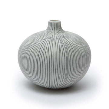 LINDFORM（リンドフォーム）は2007年にスウェーデンで誕生した陶器ブランドで、北欧の自然や日本の和の美学にインスピレーションを受けたシンプルかつ洗練されたデザインのフラワーベースを中心に展開しており、無駄をそぎ落としたフォルムと自然界を思わせるやわらかな色合い、そして職人によるハンドメイド仕上げによる一点ごとの個性が魅力です。マットな質感や手に馴染むやさしい形状は花を生けずともオブジェとして空間を引き立て、北欧モダンや和モダンのインテリアに調和し、日常に静かな存在感と温もりを添えます。大量生産では得られない温かみと独自性を大切にし、シンプルでありながら奥行きのある美しさを持つプロダクトとして世界中のインテリア愛好家やデザイン感度の高い人々に愛され続けており、ギフトとしても選ばれるブランドです。