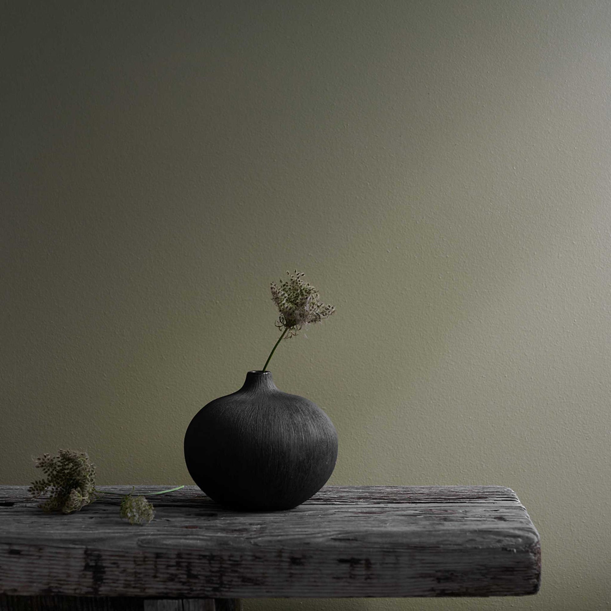 LINDFORM（リンドフォーム）は2007年にスウェーデンで誕生した陶器ブランドで、北欧の自然や日本の和の美学にインスピレーションを受けたシンプルかつ洗練されたデザインのフラワーベースを中心に展開しており、無駄をそぎ落としたフォルムと自然界を思わせるやわらかな色合い、そして職人によるハンドメイド仕上げによる一点ごとの個性が魅力です。マットな質感や手に馴染むやさしい形状は花を生けずともオブジェとして空間を引き立て、北欧モダンや和モダンのインテリアに調和し、日常に静かな存在感と温もりを添えます。大量生産では得られない温かみと独自性を大切にし、シンプルでありながら奥行きのある美しさを持つプロダクトとして世界中のインテリア愛好家やデザイン感度の高い人々に愛され続けており、ギフトとしても選ばれるブランドです。