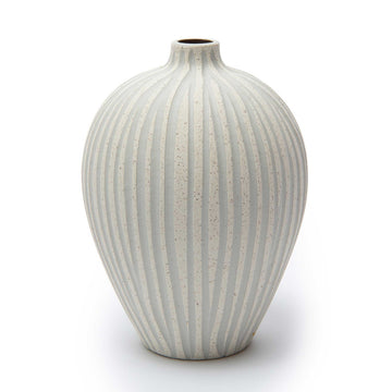 LINDFORM（リンドフォーム）は2007年にスウェーデンで誕生した陶器ブランドで、北欧の自然や日本の和の美学にインスピレーションを受けたシンプルかつ洗練されたデザインのフラワーベースを中心に展開しており、無駄をそぎ落としたフォルムと自然界を思わせるやわらかな色合い、そして職人によるハンドメイド仕上げによる一点ごとの個性が魅力です。マットな質感や手に馴染むやさしい形状は花を生けずともオブジェとして空間を引き立て、北欧モダンや和モダンのインテリアに調和し、日常に静かな存在感と温もりを添えます。大量生産では得られない温かみと独自性を大切にし、シンプルでありながら奥行きのある美しさを持つプロダクトとして世界中のインテリア愛好家やデザイン感度の高い人々に愛され続けており、ギフトとしても選ばれるブランドです。