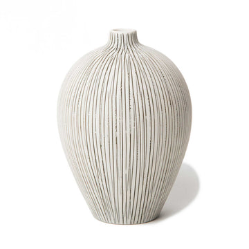 LINDFORM（リンドフォーム）は2007年にスウェーデンで誕生した陶器ブランドで、北欧の自然や日本の和の美学にインスピレーションを受けたシンプルかつ洗練されたデザインのフラワーベースを中心に展開しており、無駄をそぎ落としたフォルムと自然界を思わせるやわらかな色合い、そして職人によるハンドメイド仕上げによる一点ごとの個性が魅力です。マットな質感や手に馴染むやさしい形状は花を生けずともオブジェとして空間を引き立て、北欧モダンや和モダンのインテリアに調和し、日常に静かな存在感と温もりを添えます。大量生産では得られない温かみと独自性を大切にし、シンプルでありながら奥行きのある美しさを持つプロダクトとして世界中のインテリア愛好家やデザイン感度の高い人々に愛され続けており、ギフトとしても選ばれるブランドです。