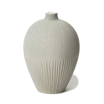 LINDFORM（リンドフォーム）は2007年にスウェーデンで誕生した陶器ブランドで、北欧の自然や日本の和の美学にインスピレーションを受けたシンプルかつ洗練されたデザインのフラワーベースを中心に展開しており、無駄をそぎ落としたフォルムと自然界を思わせるやわらかな色合い、そして職人によるハンドメイド仕上げによる一点ごとの個性が魅力です。マットな質感や手に馴染むやさしい形状は花を生けずともオブジェとして空間を引き立て、北欧モダンや和モダンのインテリアに調和し、日常に静かな存在感と温もりを添えます。大量生産では得られない温かみと独自性を大切にし、シンプルでありながら奥行きのある美しさを持つプロダクトとして世界中のインテリア愛好家やデザイン感度の高い人々に愛され続けており、ギフトとしても選ばれるブランドです。