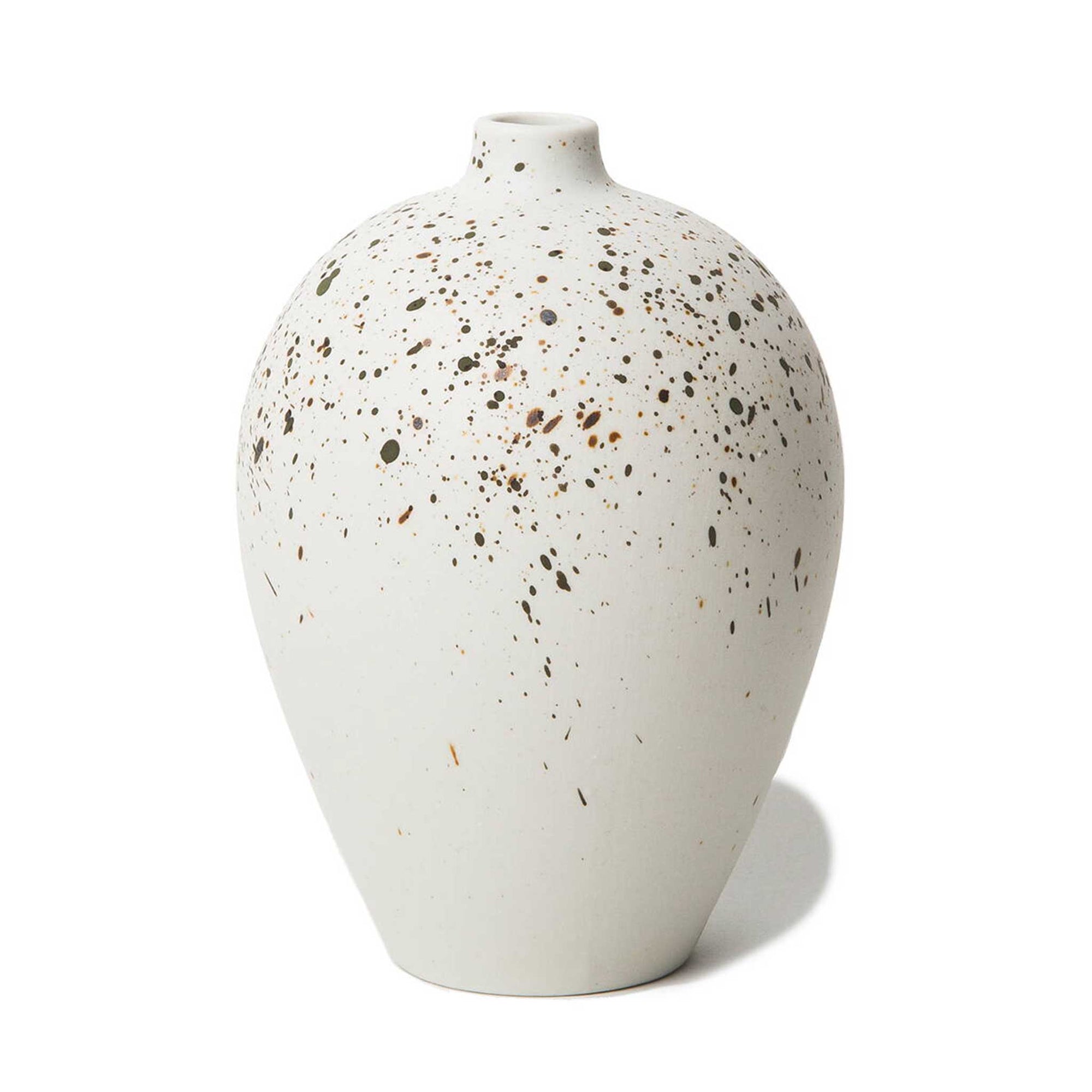 LINDFORM（リンドフォーム）は2007年にスウェーデンで誕生した陶器ブランドで、北欧の自然や日本の和の美学にインスピレーションを受けたシンプルかつ洗練されたデザインのフラワーベースを中心に展開しており、無駄をそぎ落としたフォルムと自然界を思わせるやわらかな色合い、そして職人によるハンドメイド仕上げによる一点ごとの個性が魅力です。マットな質感や手に馴染むやさしい形状は花を生けずともオブジェとして空間を引き立て、北欧モダンや和モダンのインテリアに調和し、日常に静かな存在感と温もりを添えます。大量生産では得られない温かみと独自性を大切にし、シンプルでありながら奥行きのある美しさを持つプロダクトとして世界中のインテリア愛好家やデザイン感度の高い人々に愛され続けており、ギフトとしても選ばれるブランドです。