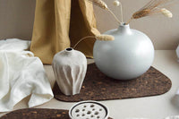 LINDFORM（リンドフォーム）は2007年にスウェーデンで誕生した陶器ブランドで、北欧の自然や日本の和の美学にインスピレーションを受けたシンプルかつ洗練されたデザインのフラワーベースを中心に展開しており、無駄をそぎ落としたフォルムと自然界を思わせるやわらかな色合い、そして職人によるハンドメイド仕上げによる一点ごとの個性が魅力です。マットな質感や手に馴染むやさしい形状は花を生けずともオブジェとして空間を引き立て、北欧モダンや和モダンのインテリアに調和し、日常に静かな存在感と温もりを添えます。大量生産では得られない温かみと独自性を大切にし、シンプルでありながら奥行きのある美しさを持つプロダクトとして世界中のインテリア愛好家やデザイン感度の高い人々に愛され続けており、ギフトとしても選ばれるブランドです。