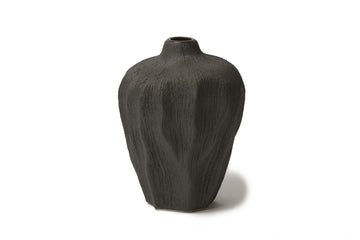LINDFORM（リンドフォーム）は2007年にスウェーデンで誕生した陶器ブランドで、北欧の自然や日本の和の美学にインスピレーションを受けたシンプルかつ洗練されたデザインのフラワーベースを中心に展開しており、無駄をそぎ落としたフォルムと自然界を思わせるやわらかな色合い、そして職人によるハンドメイド仕上げによる一点ごとの個性が魅力です。マットな質感や手に馴染むやさしい形状は花を生けずともオブジェとして空間を引き立て、北欧モダンや和モダンのインテリアに調和し、日常に静かな存在感と温もりを添えます。大量生産では得られない温かみと独自性を大切にし、シンプルでありながら奥行きのある美しさを持つプロダクトとして世界中のインテリア愛好家やデザイン感度の高い人々に愛され続けており、ギフトとしても選ばれるブランドです。