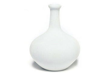 LINDFORM（リンドフォーム）は2007年にスウェーデンで誕生した陶器ブランドで、北欧の自然や日本の和の美学にインスピレーションを受けたシンプルかつ洗練されたデザインのフラワーベースを中心に展開しており、無駄をそぎ落としたフォルムと自然界を思わせるやわらかな色合い、そして職人によるハンドメイド仕上げによる一点ごとの個性が魅力です。マットな質感や手に馴染むやさしい形状は花を生けずともオブジェとして空間を引き立て、北欧モダンや和モダンのインテリアに調和し、日常に静かな存在感と温もりを添えます。大量生産では得られない温かみと独自性を大切にし、シンプルでありながら奥行きのある美しさを持つプロダクトとして世界中のインテリア愛好家やデザイン感度の高い人々に愛され続けており、ギフトとしても選ばれるブランドです。