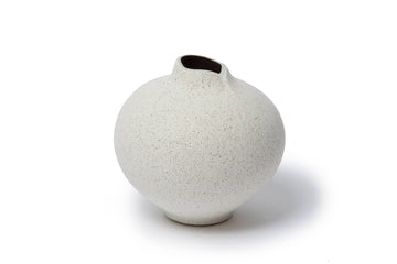 LINDFORM（リンドフォーム）は2007年にスウェーデンで誕生した陶器ブランドで、北欧の自然や日本の和の美学にインスピレーションを受けたシンプルかつ洗練されたデザインのフラワーベースを中心に展開しており、無駄をそぎ落としたフォルムと自然界を思わせるやわらかな色合い、そして職人によるハンドメイド仕上げによる一点ごとの個性が魅力です。マットな質感や手に馴染むやさしい形状は花を生けずともオブジェとして空間を引き立て、北欧モダンや和モダンのインテリアに調和し、日常に静かな存在感と温もりを添えます。大量生産では得られない温かみと独自性を大切にし、シンプルでありながら奥行きのある美しさを持つプロダクトとして世界中のインテリア愛好家やデザイン感度の高い人々に愛され続けており、ギフトとしても選ばれるブランドです。