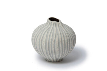 LINDFORM（リンドフォーム）は2007年にスウェーデンで誕生した陶器ブランドで、北欧の自然や日本の和の美学にインスピレーションを受けたシンプルかつ洗練されたデザインのフラワーベースを中心に展開しており、無駄をそぎ落としたフォルムと自然界を思わせるやわらかな色合い、そして職人によるハンドメイド仕上げによる一点ごとの個性が魅力です。マットな質感や手に馴染むやさしい形状は花を生けずともオブジェとして空間を引き立て、北欧モダンや和モダンのインテリアに調和し、日常に静かな存在感と温もりを添えます。大量生産では得られない温かみと独自性を大切にし、シンプルでありながら奥行きのある美しさを持つプロダクトとして世界中のインテリア愛好家やデザイン感度の高い人々に愛され続けており、ギフトとしても選ばれるブランドです。
