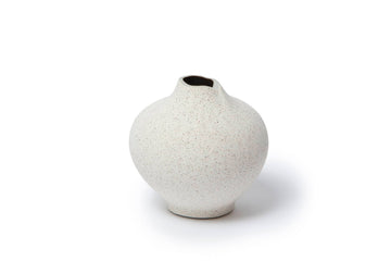 LINDFORM（リンドフォーム）は2007年にスウェーデンで誕生した陶器ブランドで、北欧の自然や日本の和の美学にインスピレーションを受けたシンプルかつ洗練されたデザインのフラワーベースを中心に展開しており、無駄をそぎ落としたフォルムと自然界を思わせるやわらかな色合い、そして職人によるハンドメイド仕上げによる一点ごとの個性が魅力です。マットな質感や手に馴染むやさしい形状は花を生けずともオブジェとして空間を引き立て、北欧モダンや和モダンのインテリアに調和し、日常に静かな存在感と温もりを添えます。大量生産では得られない温かみと独自性を大切にし、シンプルでありながら奥行きのある美しさを持つプロダクトとして世界中のインテリア愛好家やデザイン感度の高い人々に愛され続けており、ギフトとしても選ばれるブランドです。