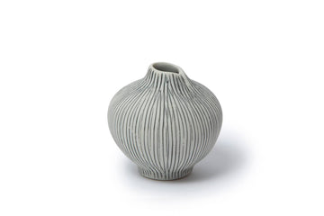 LINDFORM（リンドフォーム）は2007年にスウェーデンで誕生した陶器ブランドで、北欧の自然や日本の和の美学にインスピレーションを受けたシンプルかつ洗練されたデザインのフラワーベースを中心に展開しており、無駄をそぎ落としたフォルムと自然界を思わせるやわらかな色合い、そして職人によるハンドメイド仕上げによる一点ごとの個性が魅力です。マットな質感や手に馴染むやさしい形状は花を生けずともオブジェとして空間を引き立て、北欧モダンや和モダンのインテリアに調和し、日常に静かな存在感と温もりを添えます。大量生産では得られない温かみと独自性を大切にし、シンプルでありながら奥行きのある美しさを持つプロダクトとして世界中のインテリア愛好家やデザイン感度の高い人々に愛され続けており、ギフトとしても選ばれるブランドです。