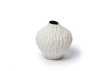 LINDFORM（リンドフォーム）は2007年にスウェーデンで誕生した陶器ブランドで、北欧の自然や日本の和の美学にインスピレーションを受けたシンプルかつ洗練されたデザインのフラワーベースを中心に展開しており、無駄をそぎ落としたフォルムと自然界を思わせるやわらかな色合い、そして職人によるハンドメイド仕上げによる一点ごとの個性が魅力です。マットな質感や手に馴染むやさしい形状は花を生けずともオブジェとして空間を引き立て、北欧モダンや和モダンのインテリアに調和し、日常に静かな存在感と温もりを添えます。大量生産では得られない温かみと独自性を大切にし、シンプルでありながら奥行きのある美しさを持つプロダクトとして世界中のインテリア愛好家やデザイン感度の高い人々に愛され続けており、ギフトとしても選ばれるブランドです。