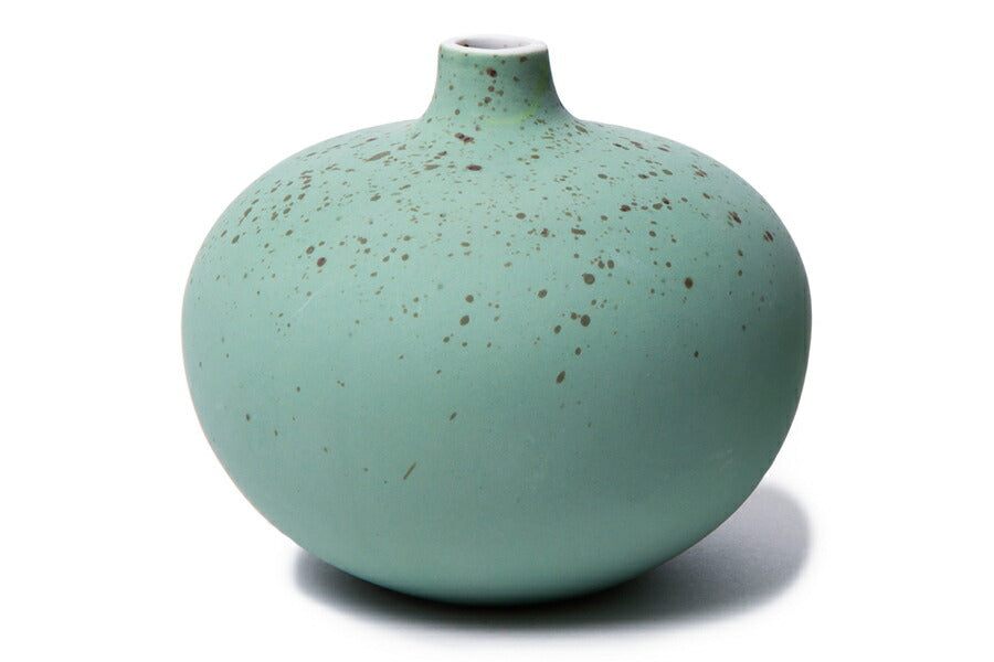 LINDFORM（リンドフォーム）は2007年にスウェーデンで誕生した陶器ブランドで、北欧の自然や日本の和の美学にインスピレーションを受けたシンプルかつ洗練されたデザインのフラワーベースを中心に展開しており、無駄をそぎ落としたフォルムと自然界を思わせるやわらかな色合い、そして職人によるハンドメイド仕上げによる一点ごとの個性が魅力です。マットな質感や手に馴染むやさしい形状は花を生けずともオブジェとして空間を引き立て、北欧モダンや和モダンのインテリアに調和し、日常に静かな存在感と温もりを添えます。大量生産では得られない温かみと独自性を大切にし、シンプルでありながら奥行きのある美しさを持つプロダクトとして世界中のインテリア愛好家やデザイン感度の高い人々に愛され続けており、ギフトとしても選ばれるブランドです。
