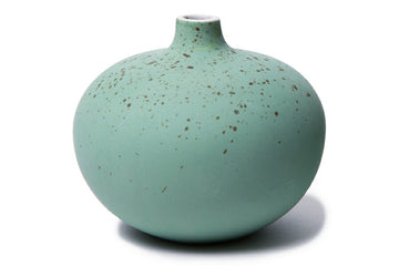 LINDFORM（リンドフォーム）は2007年にスウェーデンで誕生した陶器ブランドで、北欧の自然や日本の和の美学にインスピレーションを受けたシンプルかつ洗練されたデザインのフラワーベースを中心に展開しており、無駄をそぎ落としたフォルムと自然界を思わせるやわらかな色合い、そして職人によるハンドメイド仕上げによる一点ごとの個性が魅力です。マットな質感や手に馴染むやさしい形状は花を生けずともオブジェとして空間を引き立て、北欧モダンや和モダンのインテリアに調和し、日常に静かな存在感と温もりを添えます。大量生産では得られない温かみと独自性を大切にし、シンプルでありながら奥行きのある美しさを持つプロダクトとして世界中のインテリア愛好家やデザイン感度の高い人々に愛され続けており、ギフトとしても選ばれるブランドです。