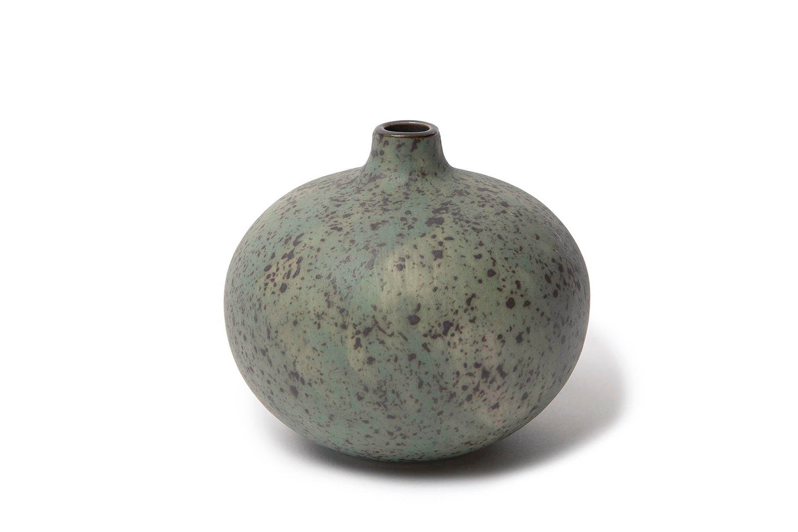 LINDFORM（リンドフォーム）は2007年にスウェーデンで誕生した陶器ブランドで、北欧の自然や日本の和の美学にインスピレーションを受けたシンプルかつ洗練されたデザインのフラワーベースを中心に展開しており、無駄をそぎ落としたフォルムと自然界を思わせるやわらかな色合い、そして職人によるハンドメイド仕上げによる一点ごとの個性が魅力です。マットな質感や手に馴染むやさしい形状は花を生けずともオブジェとして空間を引き立て、北欧モダンや和モダンのインテリアに調和し、日常に静かな存在感と温もりを添えます。大量生産では得られない温かみと独自性を大切にし、シンプルでありながら奥行きのある美しさを持つプロダクトとして世界中のインテリア愛好家やデザイン感度の高い人々に愛され続けており、ギフトとしても選ばれるブランドです。