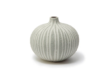 LINDFORM（リンドフォーム）は2007年にスウェーデンで誕生した陶器ブランドで、北欧の自然や日本の和の美学にインスピレーションを受けたシンプルかつ洗練されたデザインのフラワーベースを中心に展開しており、無駄をそぎ落としたフォルムと自然界を思わせるやわらかな色合い、そして職人によるハンドメイド仕上げによる一点ごとの個性が魅力です。マットな質感や手に馴染むやさしい形状は花を生けずともオブジェとして空間を引き立て、北欧モダンや和モダンのインテリアに調和し、日常に静かな存在感と温もりを添えます。大量生産では得られない温かみと独自性を大切にし、シンプルでありながら奥行きのある美しさを持つプロダクトとして世界中のインテリア愛好家やデザイン感度の高い人々に愛され続けており、ギフトとしても選ばれるブランドです。