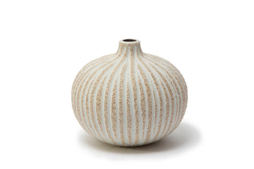 LINDFORM（リンドフォーム）は2007年にスウェーデンで誕生した陶器ブランドで、北欧の自然や日本の和の美学にインスピレーションを受けたシンプルかつ洗練されたデザインのフラワーベースを中心に展開しており、無駄をそぎ落としたフォルムと自然界を思わせるやわらかな色合い、そして職人によるハンドメイド仕上げによる一点ごとの個性が魅力です。マットな質感や手に馴染むやさしい形状は花を生けずともオブジェとして空間を引き立て、北欧モダンや和モダンのインテリアに調和し、日常に静かな存在感と温もりを添えます。大量生産では得られない温かみと独自性を大切にし、シンプルでありながら奥行きのある美しさを持つプロダクトとして世界中のインテリア愛好家やデザイン感度の高い人々に愛され続けており、ギフトとしても選ばれるブランドです。